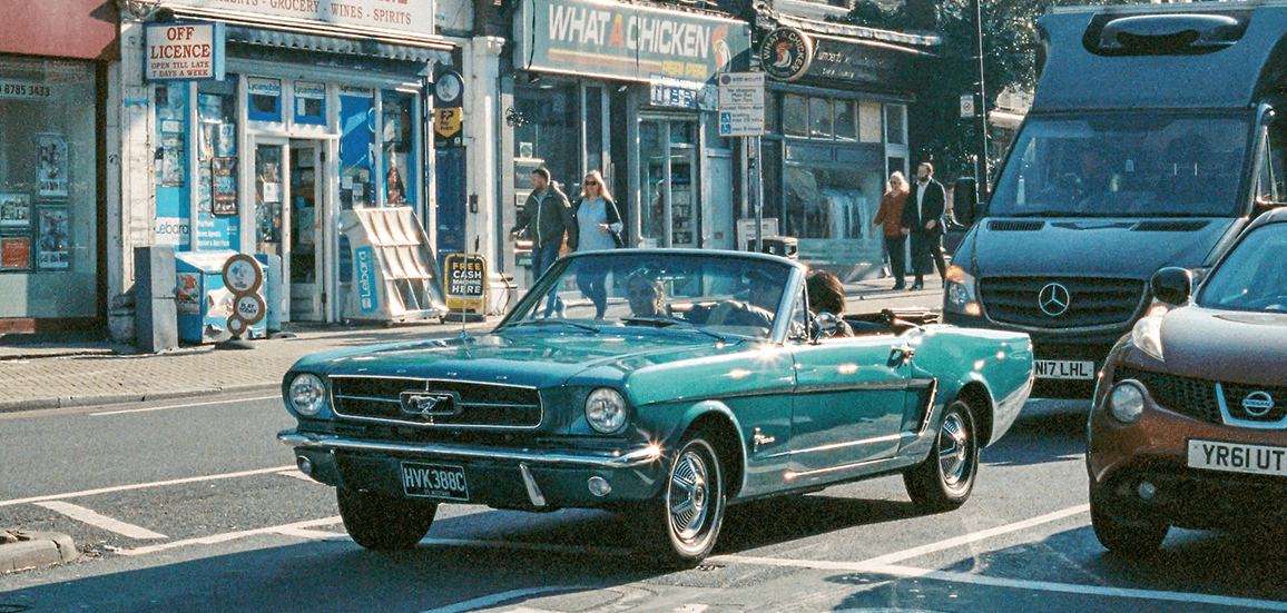 Ford-mustang-classic-car-in-traffic (1)