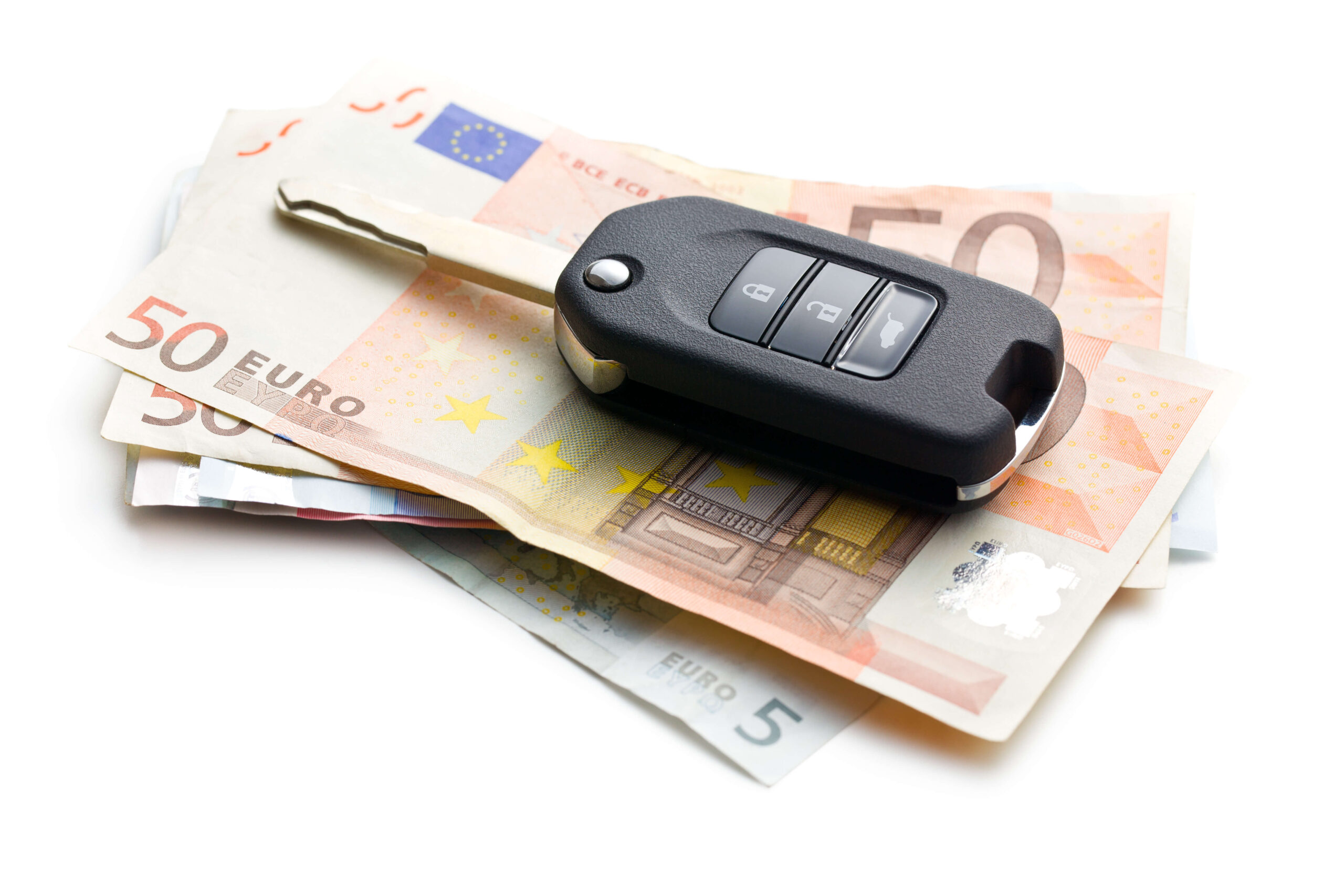 autosleutel op stapel euro briefgeld