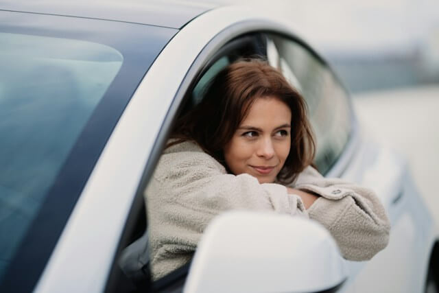 auto abonnement klant kijkt tevreden uit raam auto
